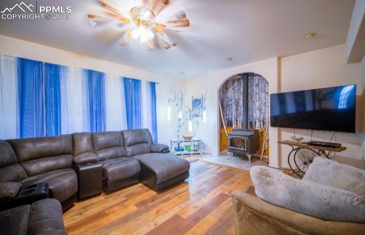 Image 9 of 31: Living Room