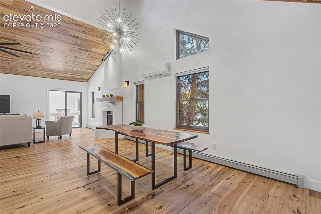 Image 21 of 47: Dining Area