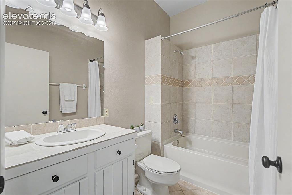 Image 36 of 47: Bathroom