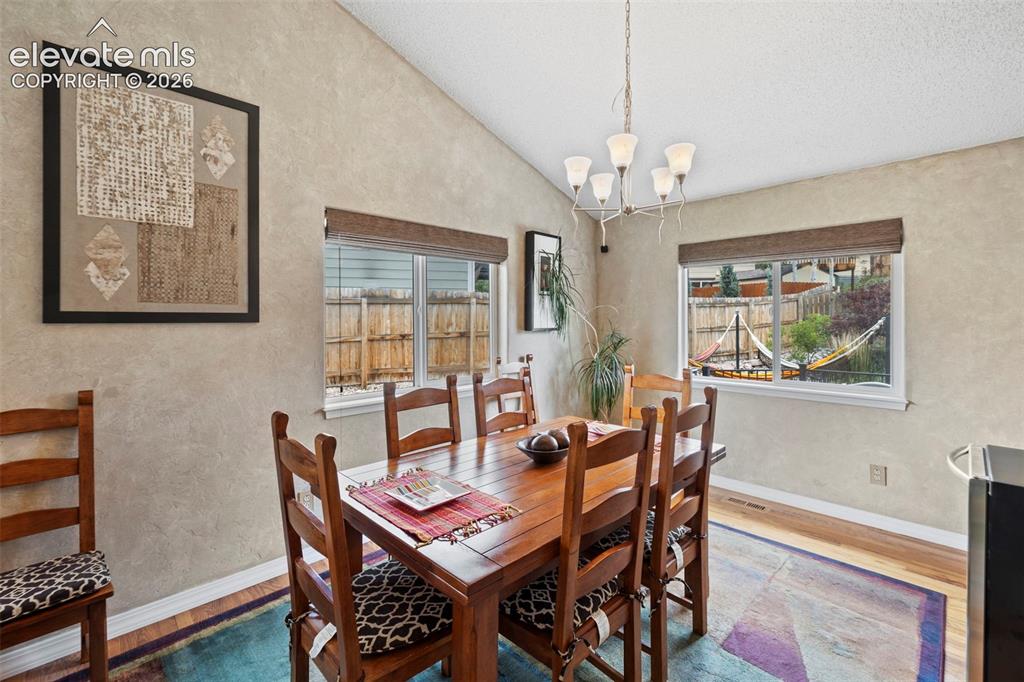 Image 10 of 50: Dining Area