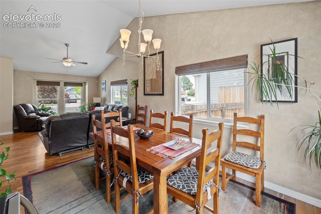 Image 11 of 50: Dining Area