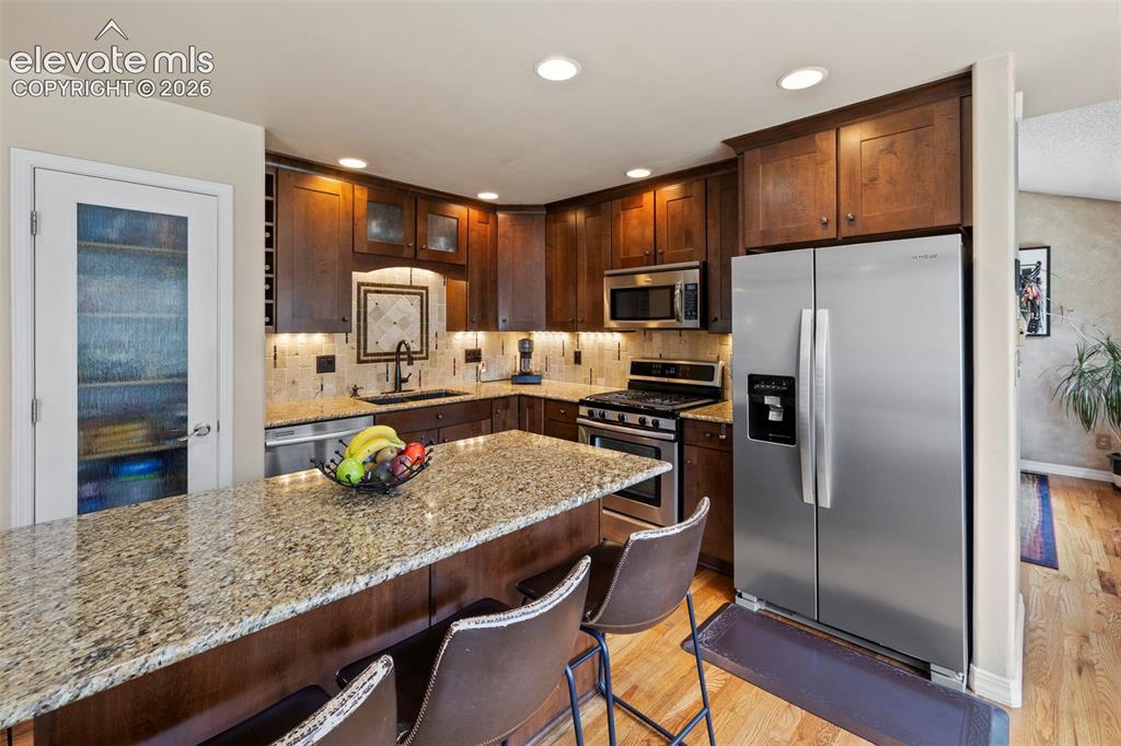 Image 16 of 50: Kitchen