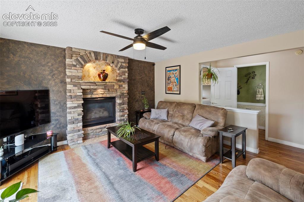 Image 17 of 50: Living Room
