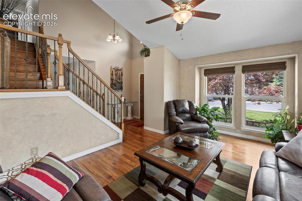 Image 8 of 50: Living Room
