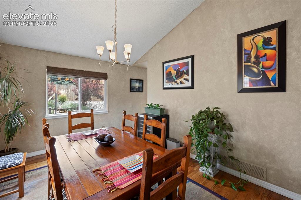 Image 9 of 50: Dining Area