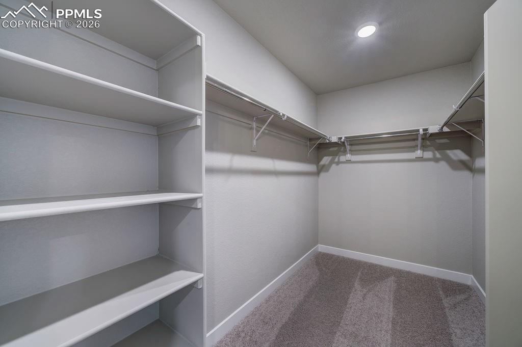 Image 16 of 33: Closet