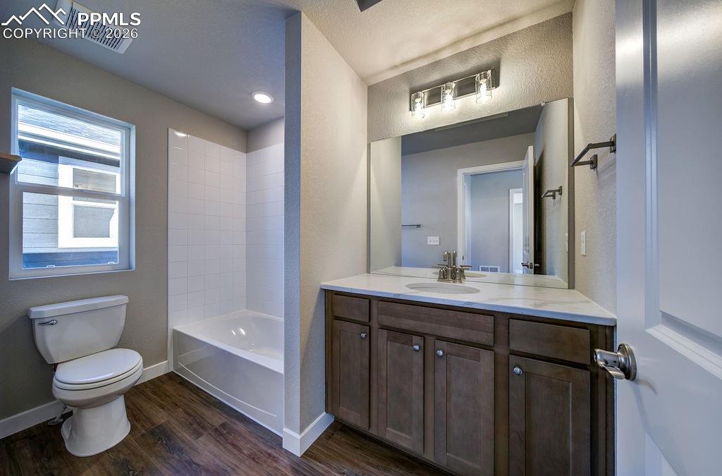 Image 24 of 33: Bathroom