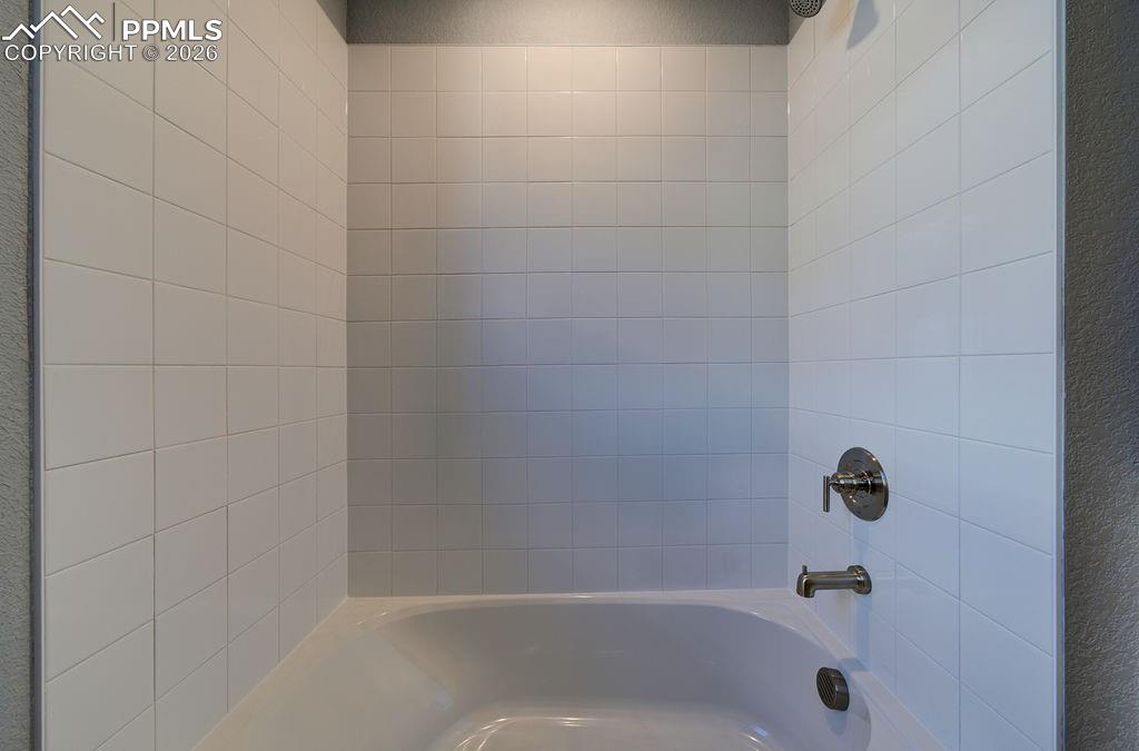 Image 25 of 33: Bathroom