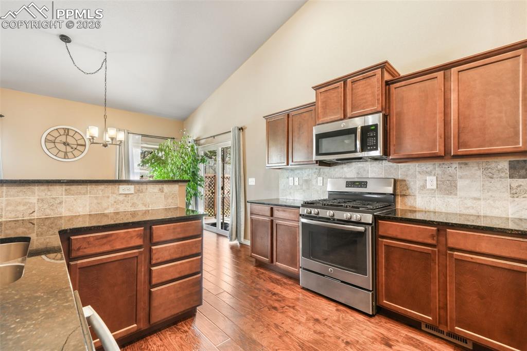 Image 10 of 50: Kitchen