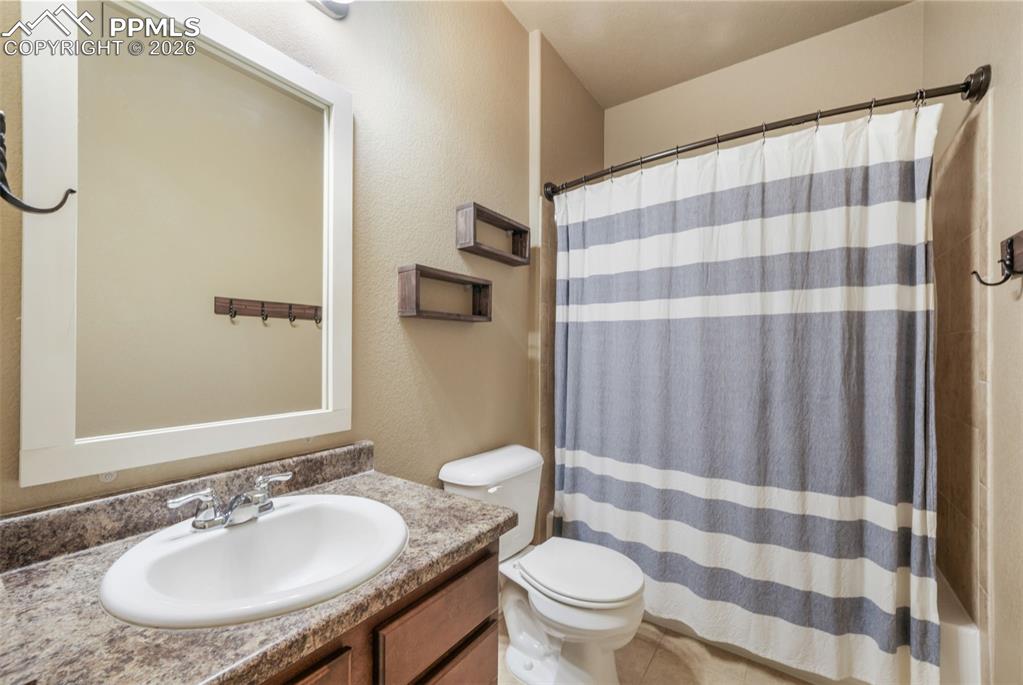 Image 24 of 50: Bedroom