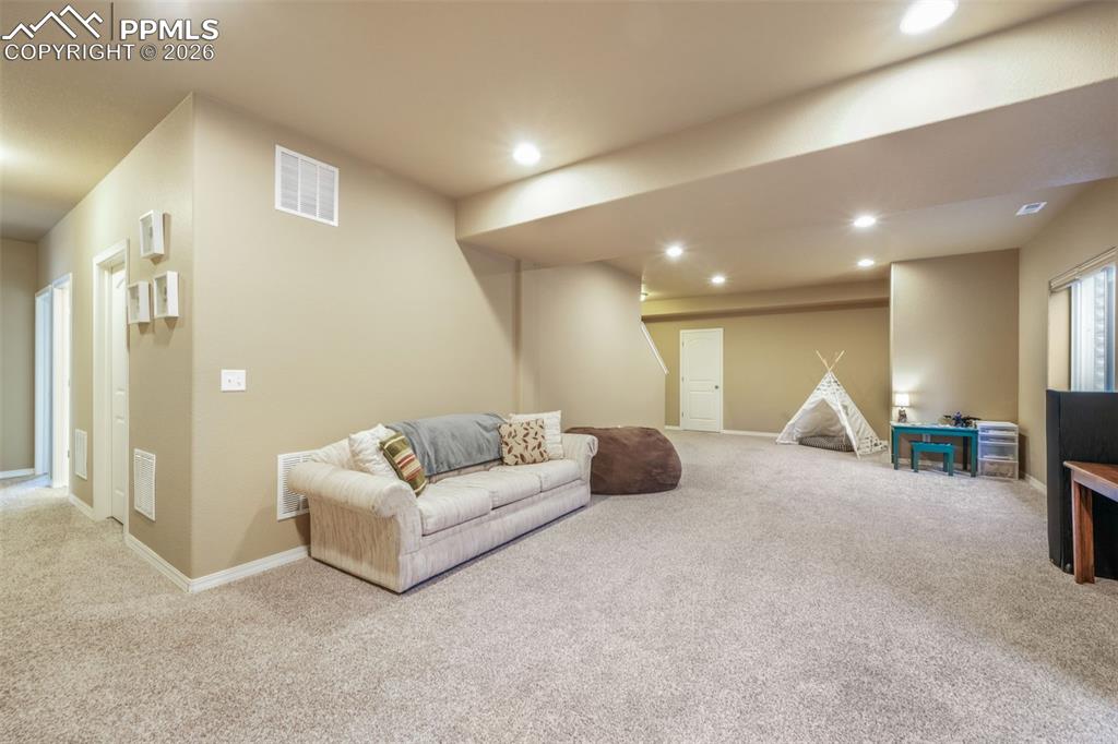 Image 28 of 50: Bedroom