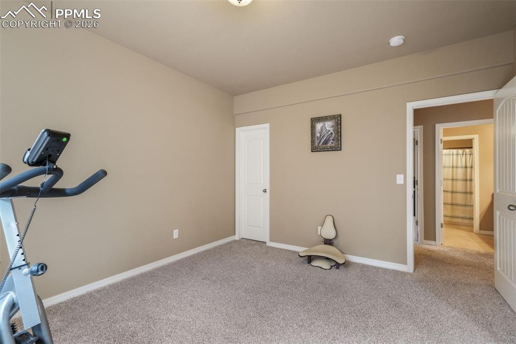 Image 33 of 50: Bedroom