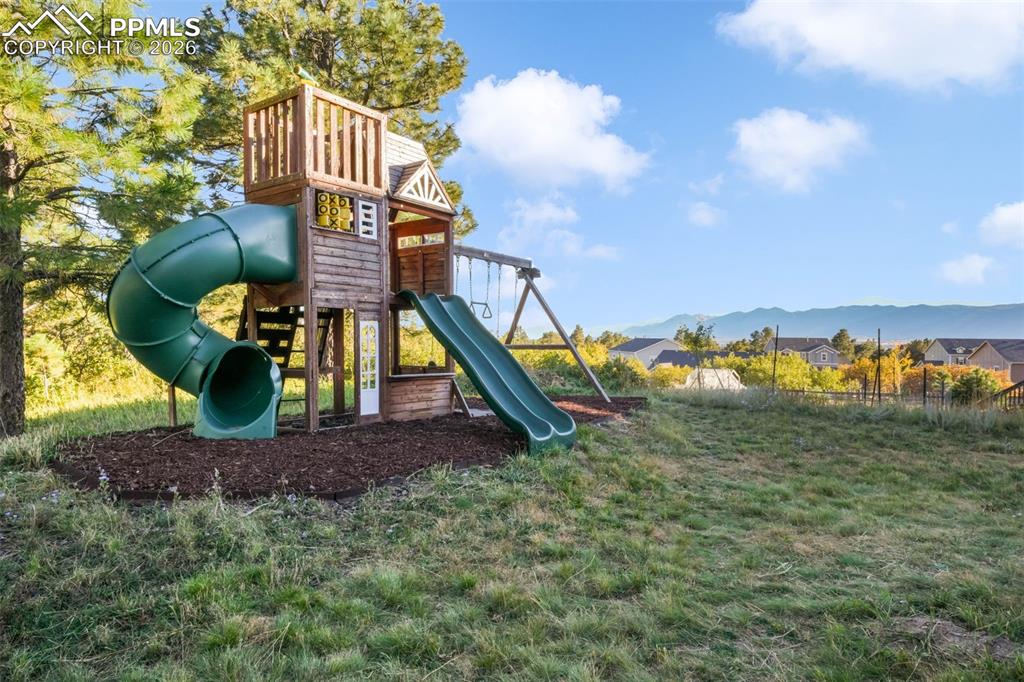 Image 38 of 50: Bedroom