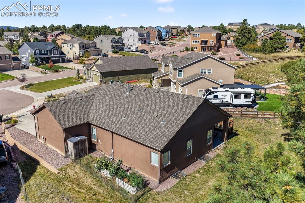 Image 41 of 50: Yard