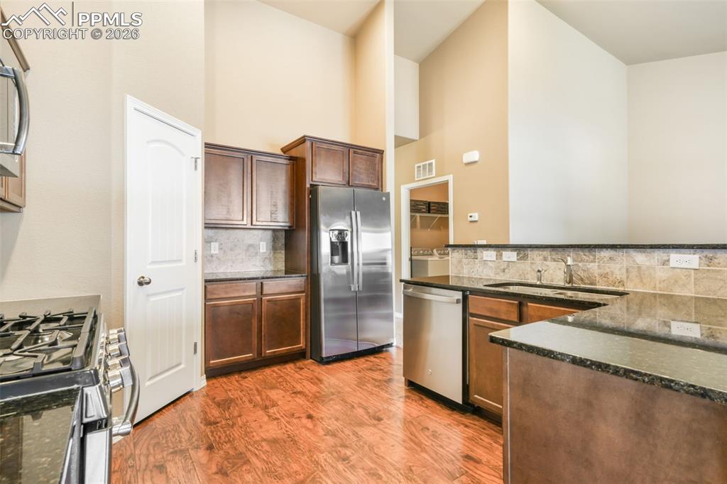 Image 7 of 50: Living Room