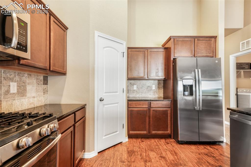 Image 8 of 50: Living Room