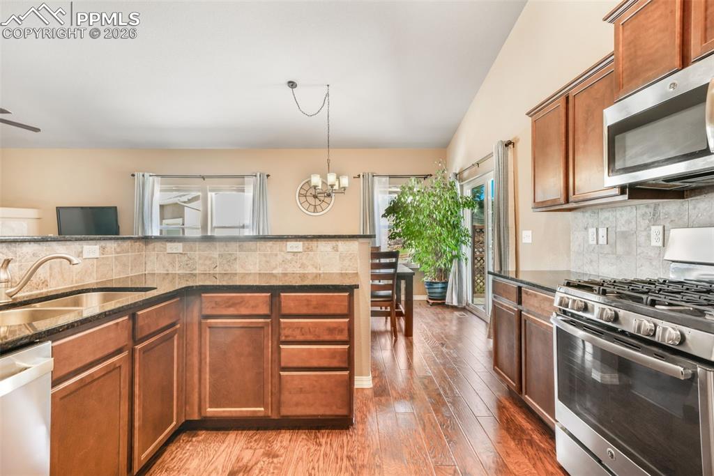 Image 9 of 50: Living Room