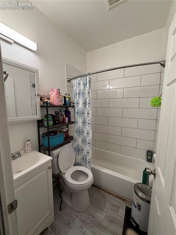 Image 11 of 23: Bathroom