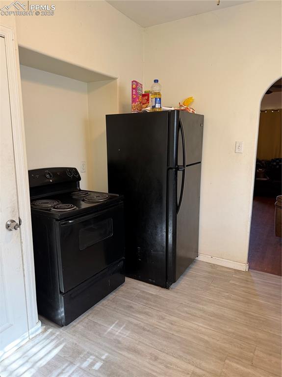 Image 7 of 23: Kitchen