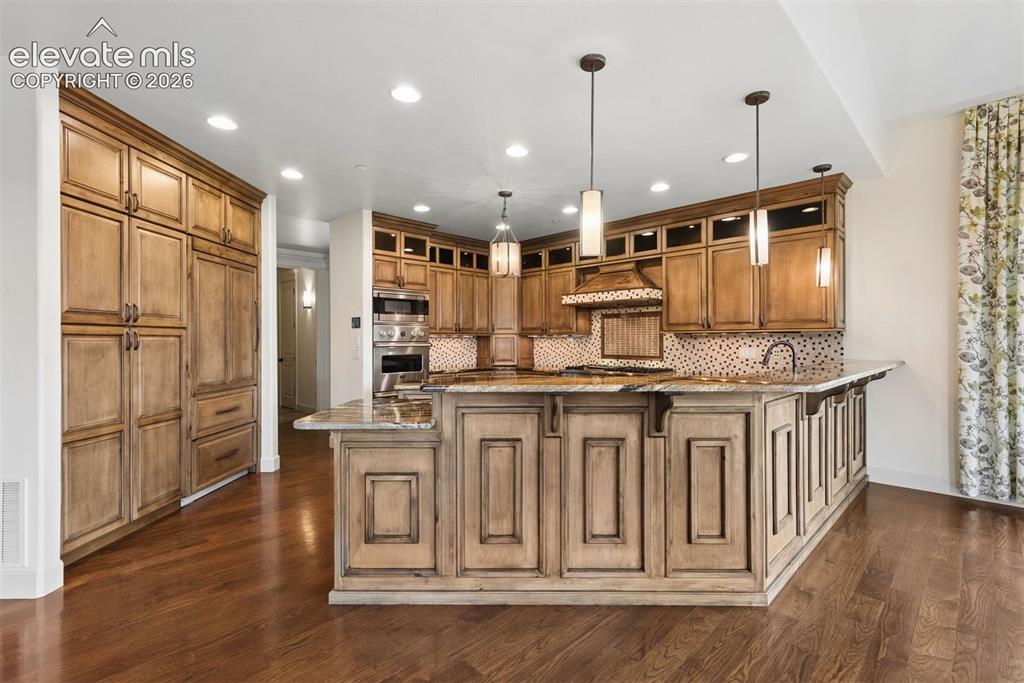 Image 17 of 49: Kitchen