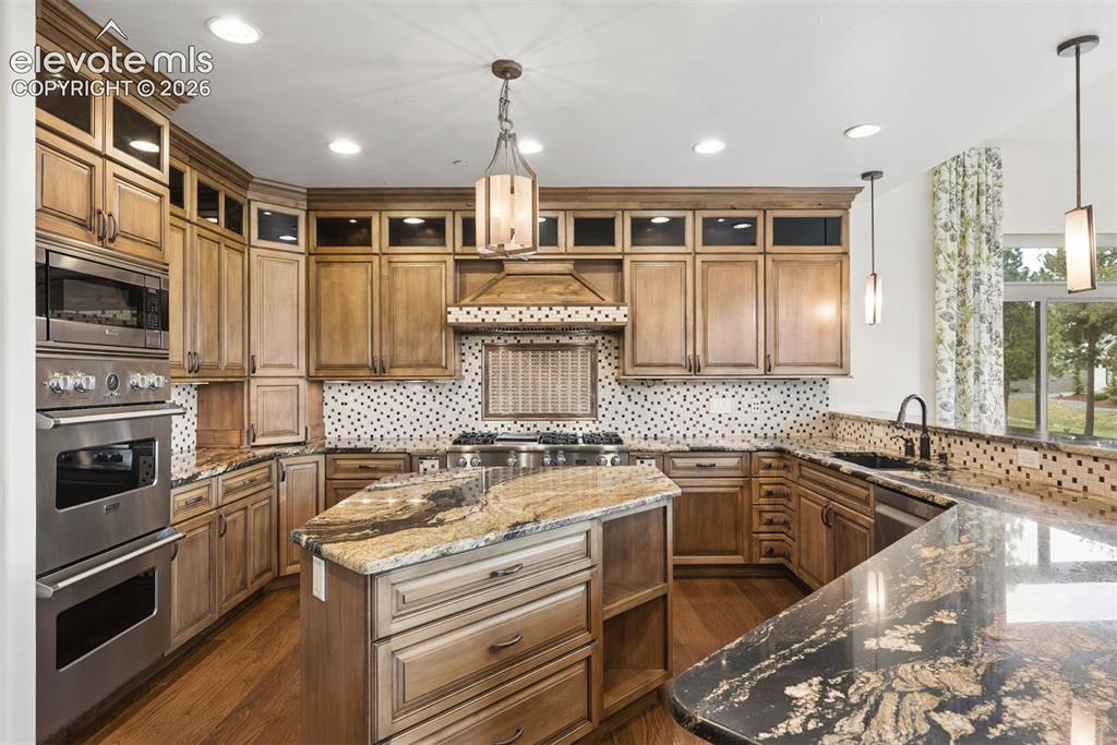 Image 18 of 49: Kitchen