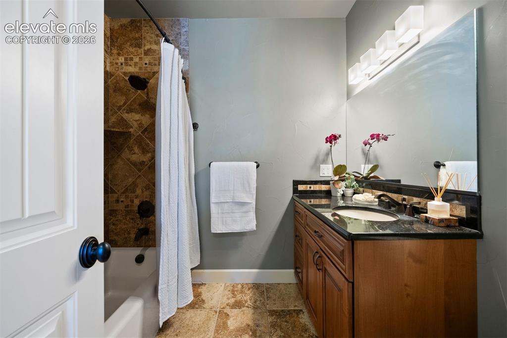 Image 33 of 49: Bathroom