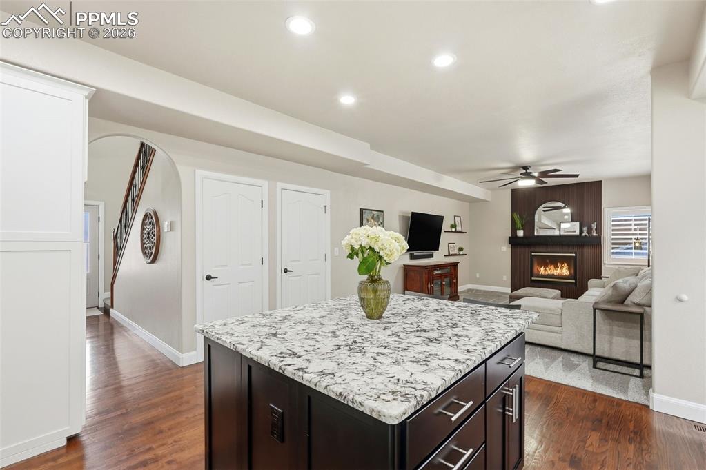 Image 10 of 50: Kitchen