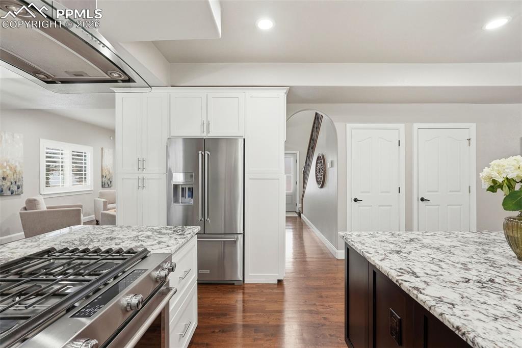 Image 12 of 50: Kitchen