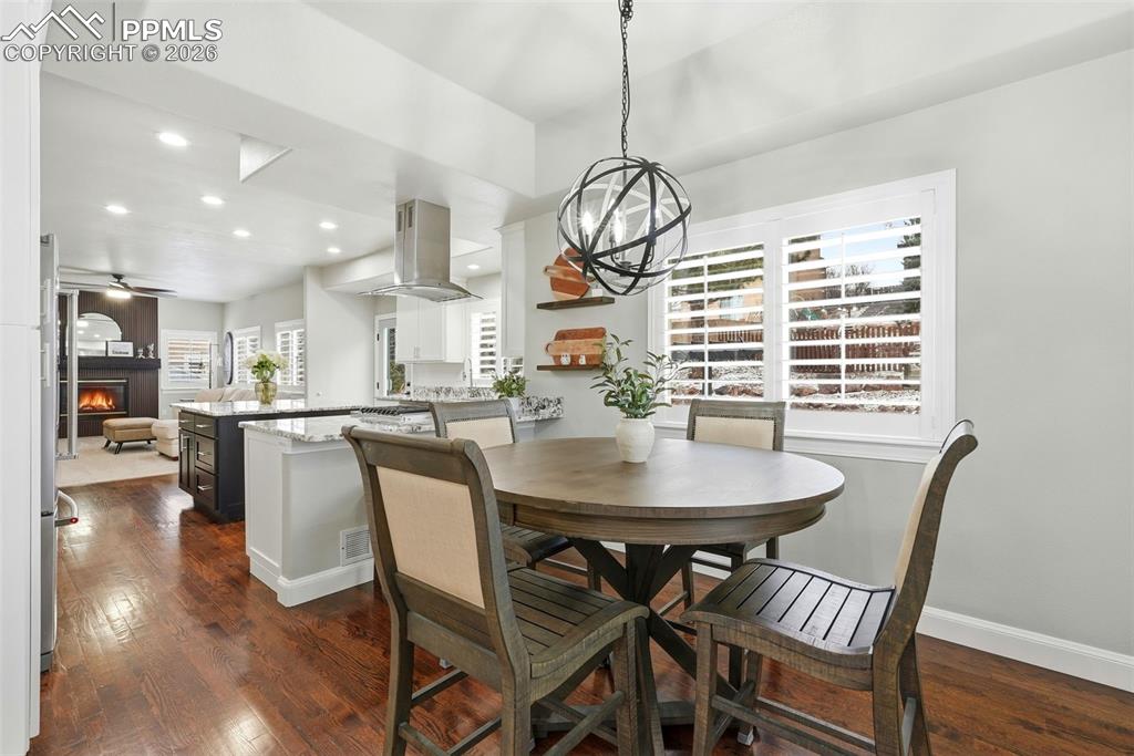 Image 13 of 50: Dining Area