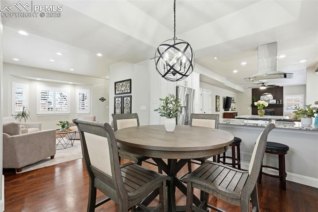 Image 14 of 50: Dining Area