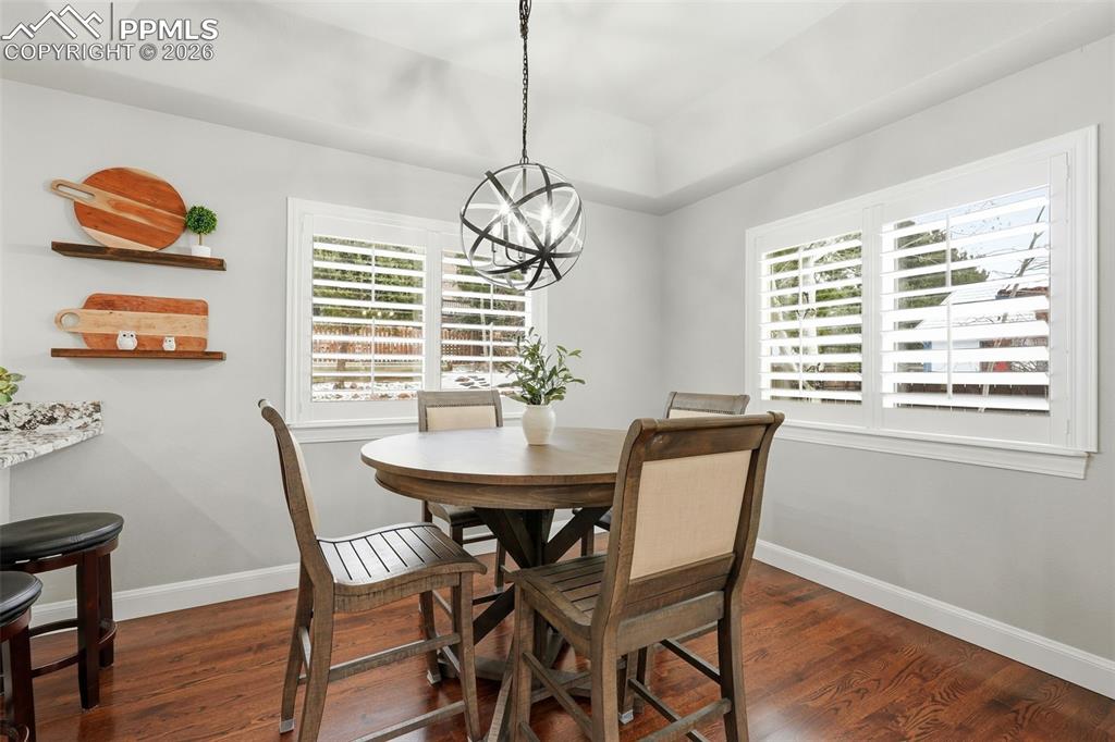 Image 18 of 50: Dining Area