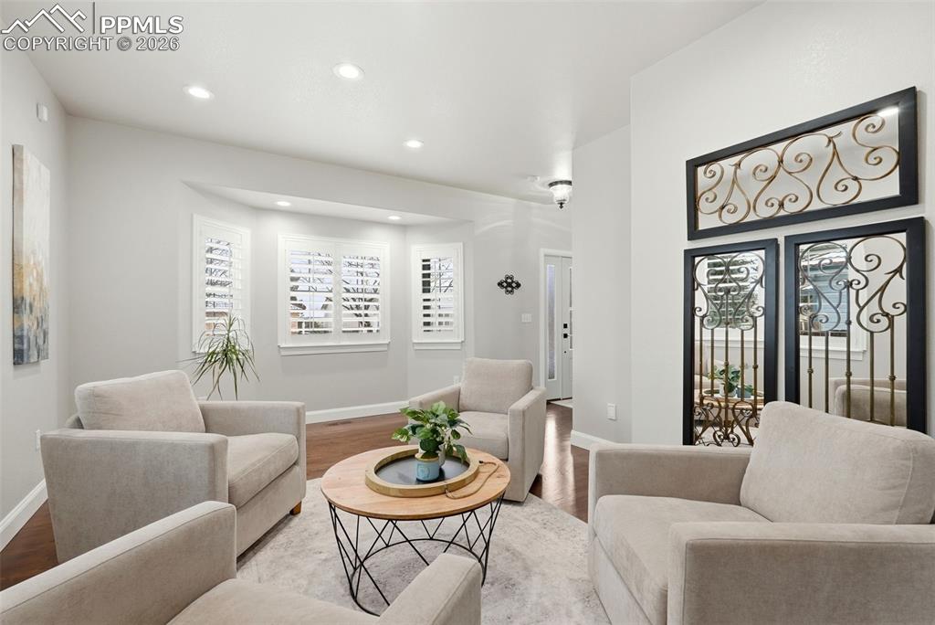 Image 21 of 50: Sitting Room