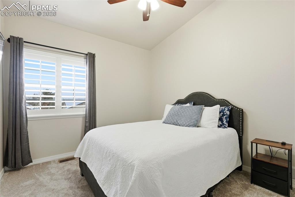 Image 31 of 50: Bedroom