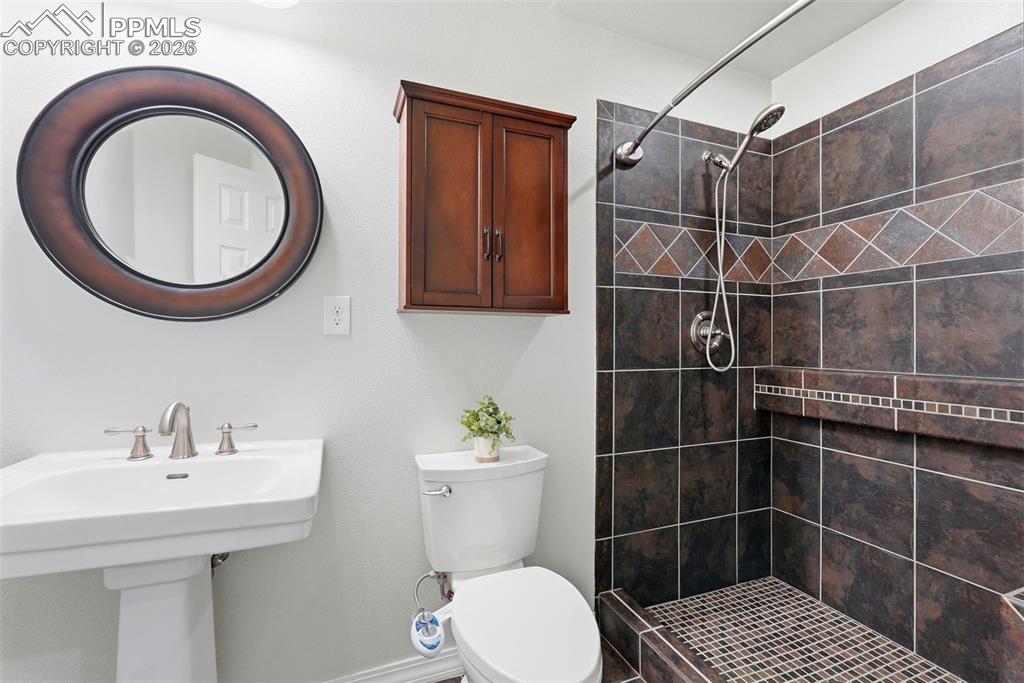 Image 34 of 50: Bathroom