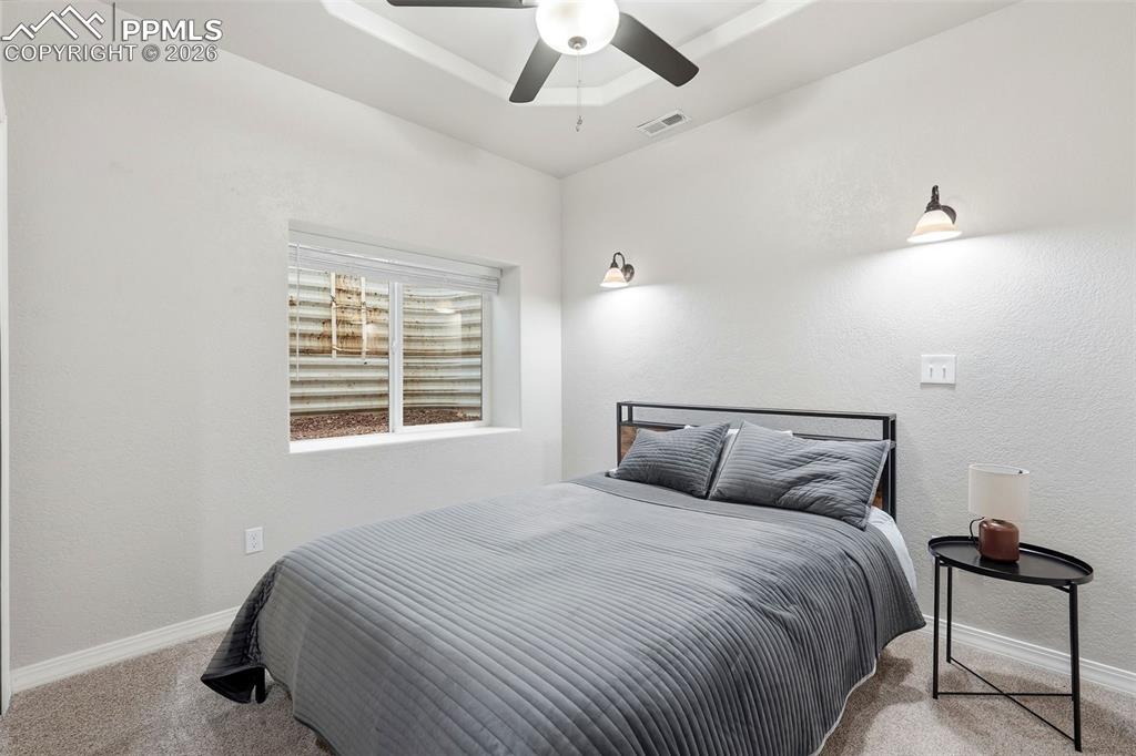 Image 35 of 50: Bedroom