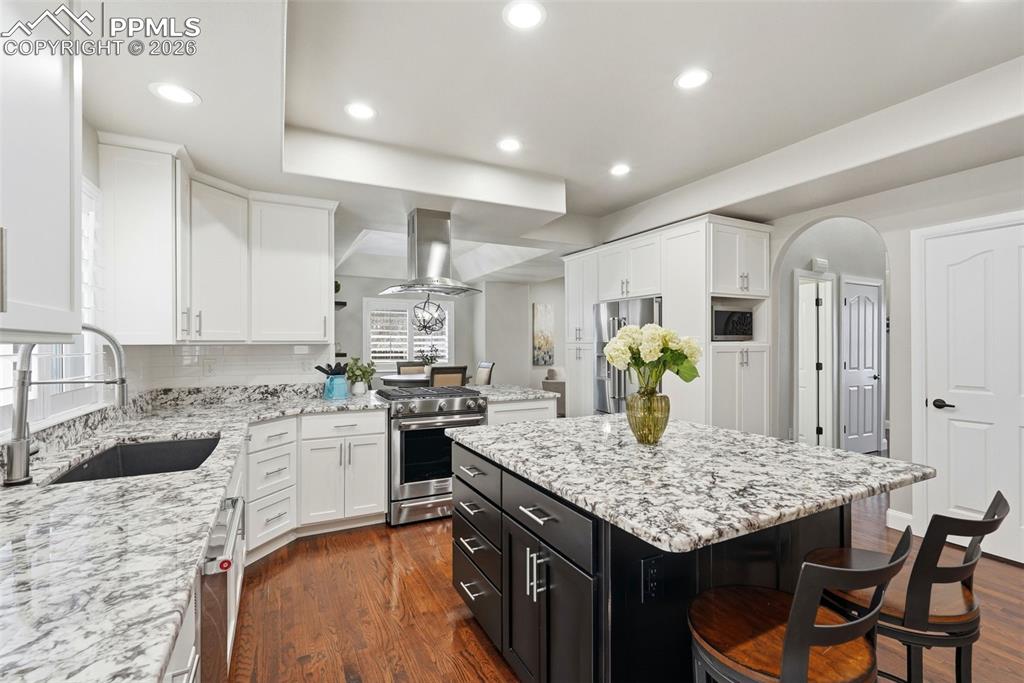 Image 4 of 50: Kitchen