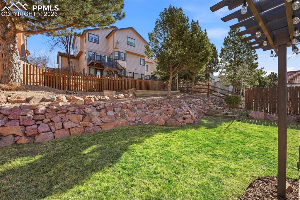 Image 45 of 50: Yard