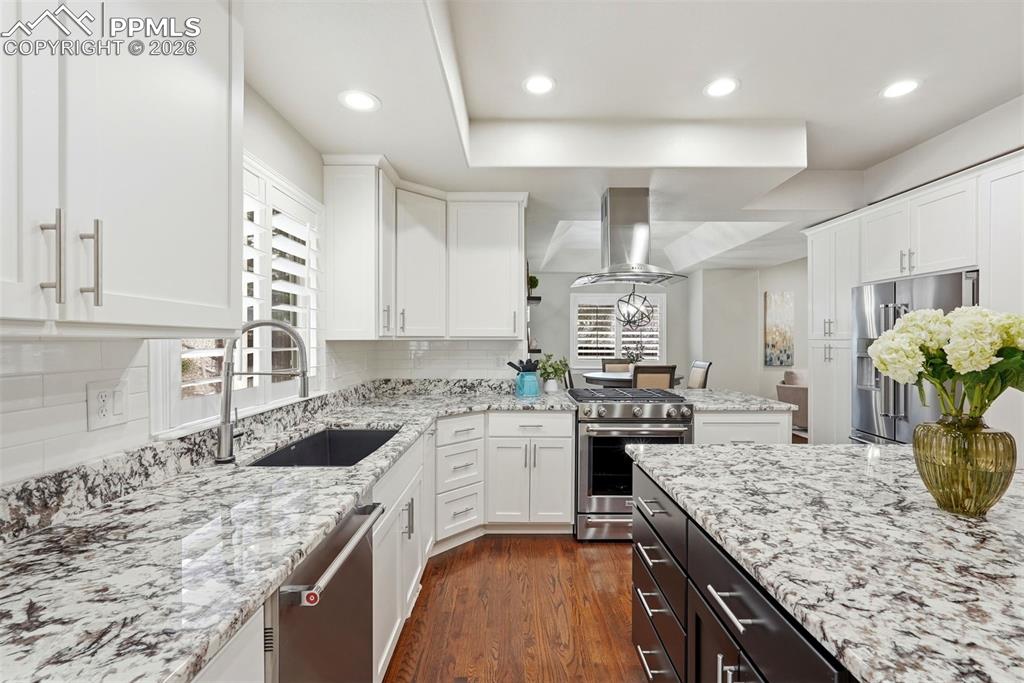 Image 5 of 50: Kitchen