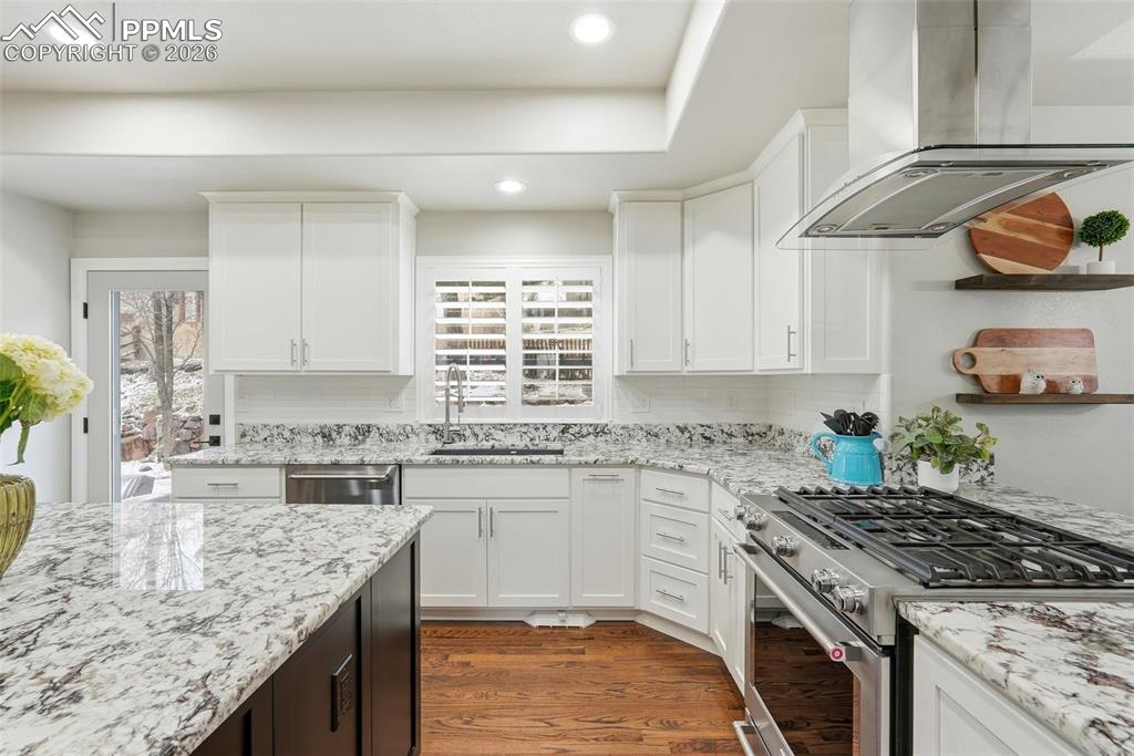 Image 7 of 50: Kitchen