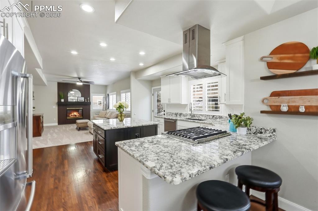 Image 8 of 50: Kitchen