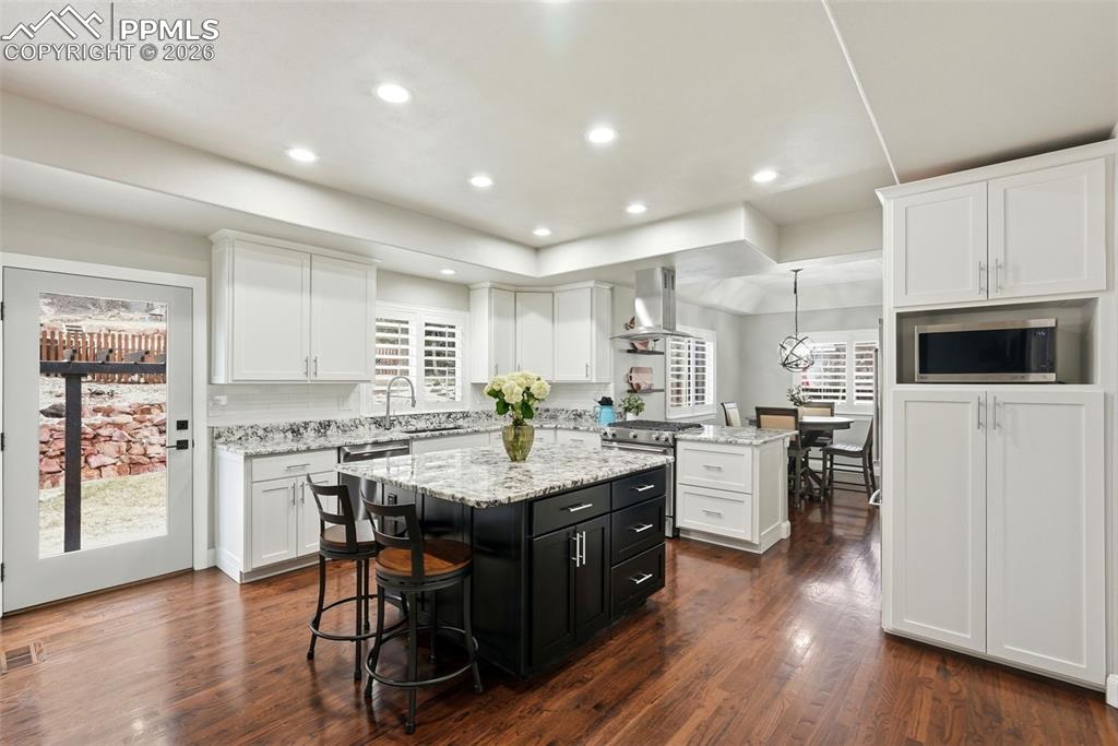 Image 9 of 50: Kitchen