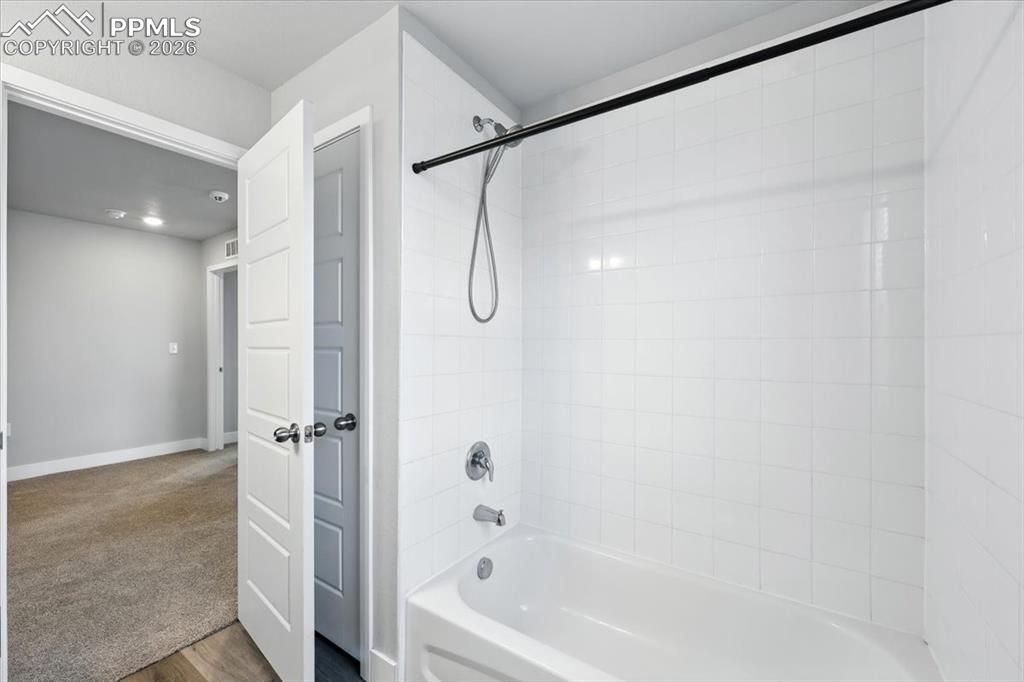 Image 17 of 44: Bathroom