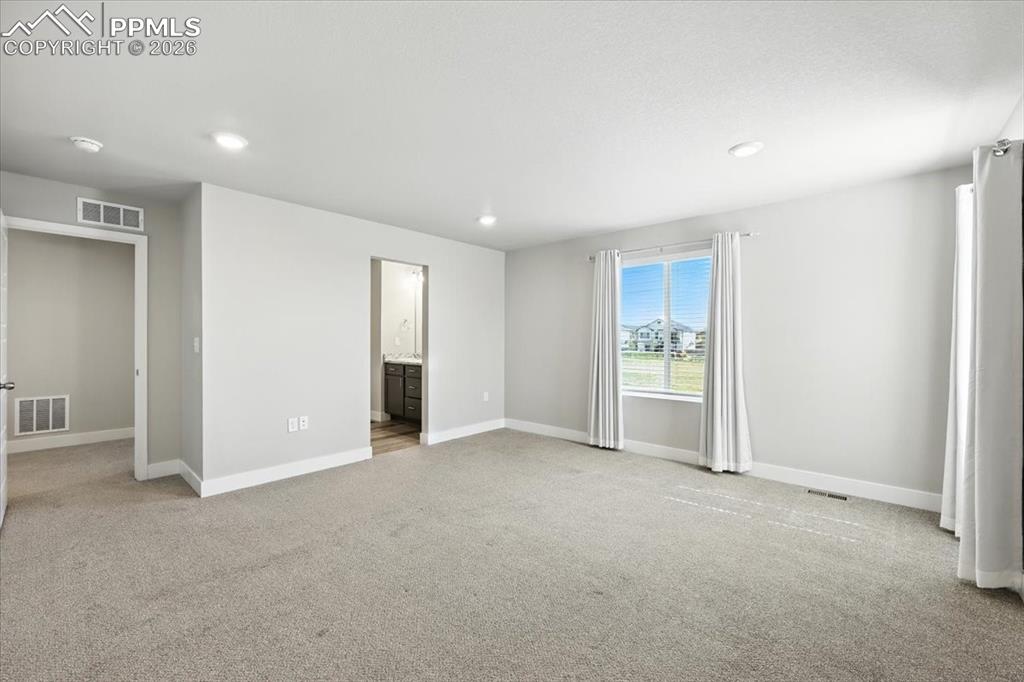 Image 21 of 44: Bedroom