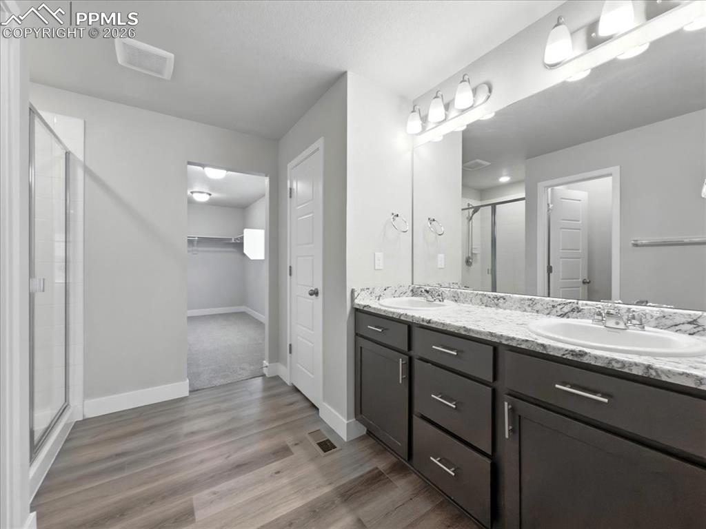 Image 24 of 44: Bathroom