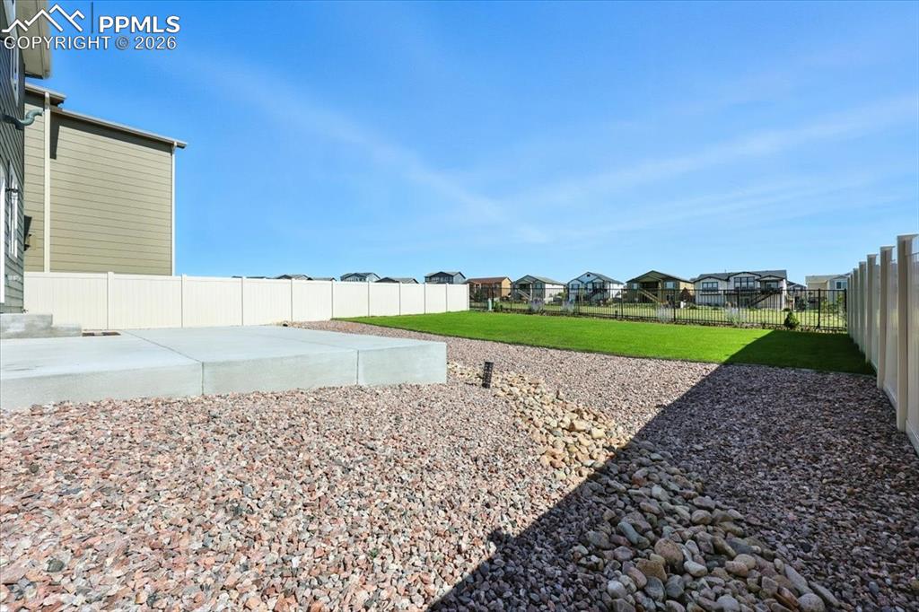 Image 43 of 44: Yard