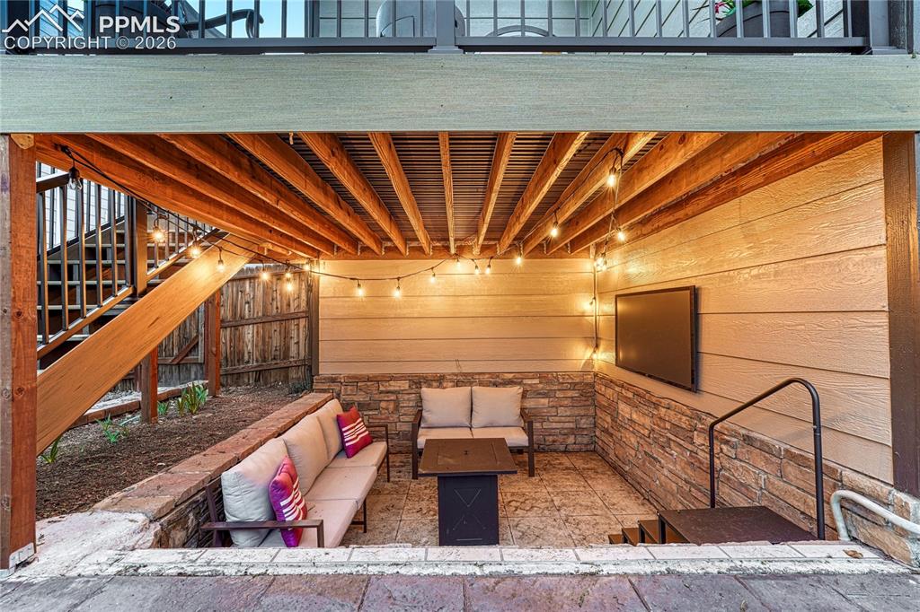 Image 11 of 50: Patio
