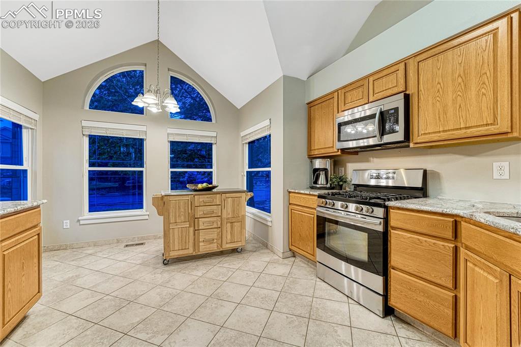 Image 15 of 50: Kitchen