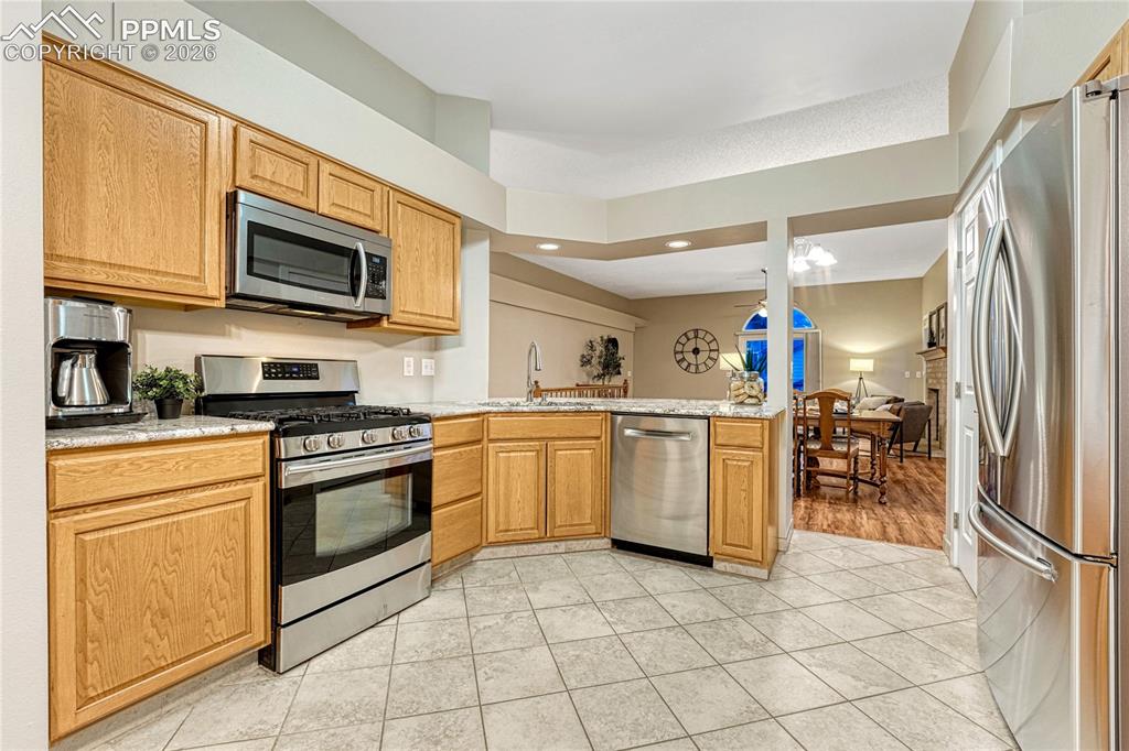 Image 16 of 50: Kitchen