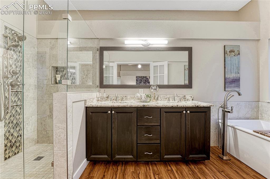Image 19 of 50: Bathroom