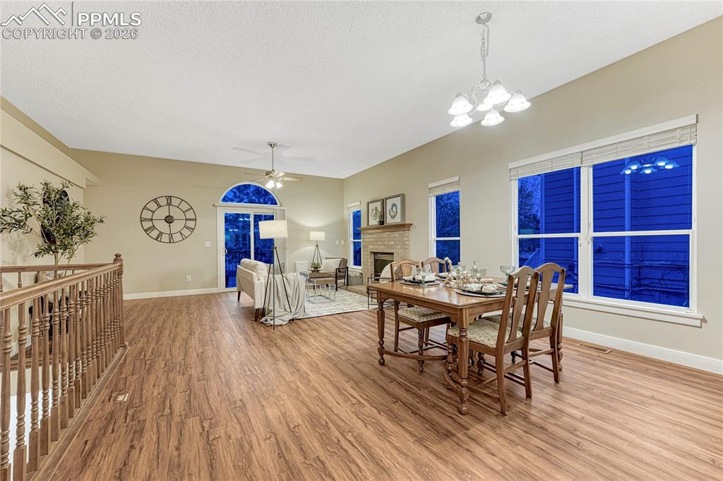 Image 5 of 50: Dining Area